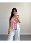 TWİLA ÖNÜ FIRFIRLI ASKILI BLUZ PEMBE