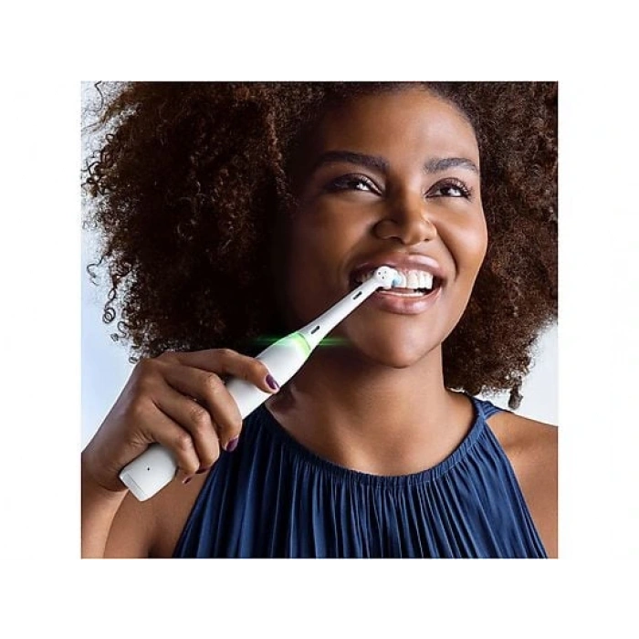 ORAL B iO 4 Şarjlı Diş Fırçası Beyaz Seyahat Kabı