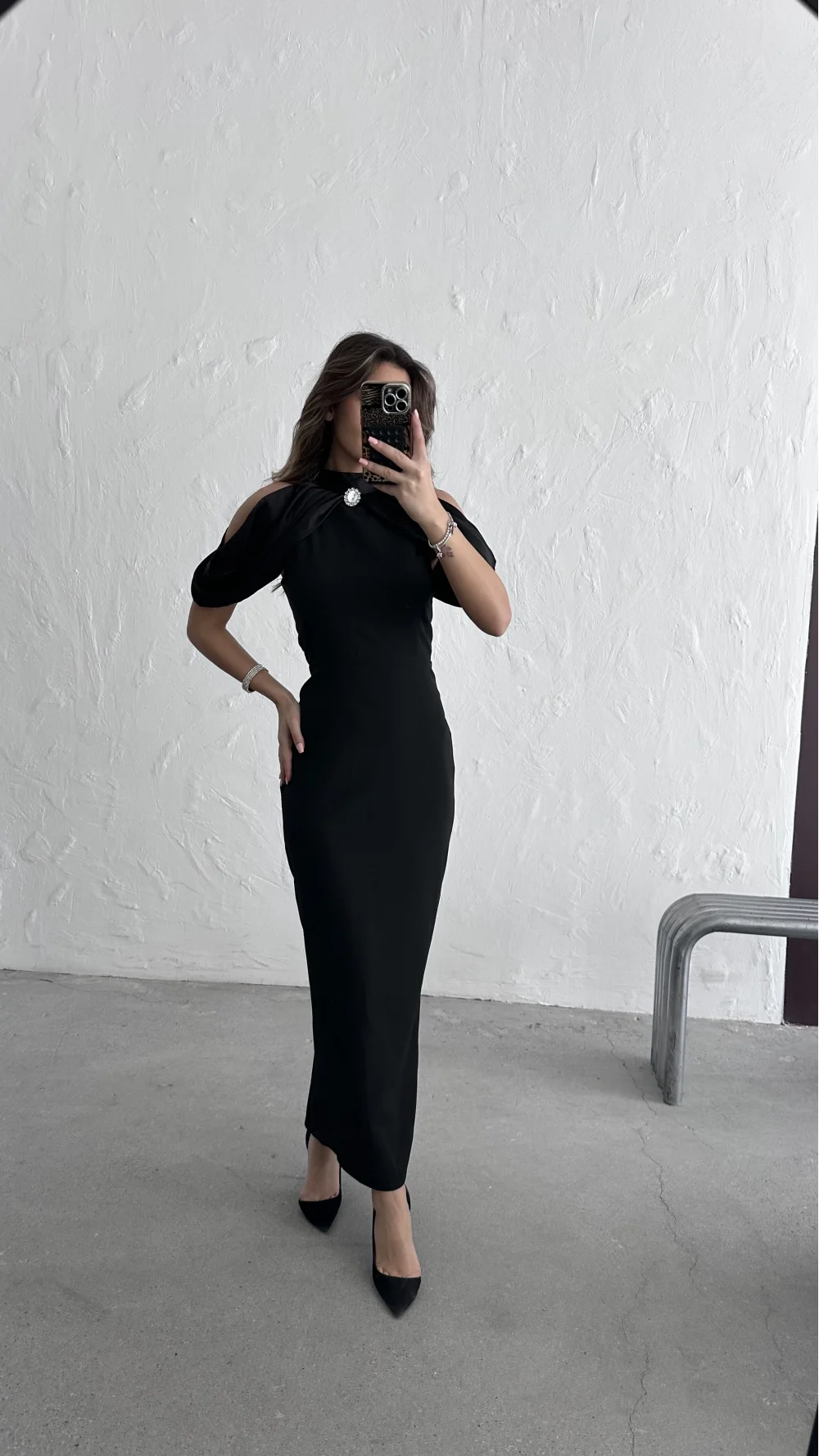 OMUZLARI AÇIK ELBİSE