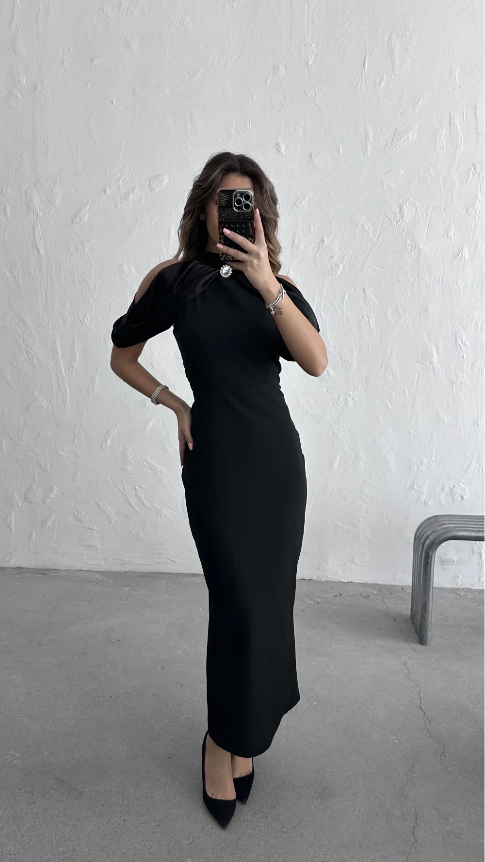 OMUZLARI AÇIK ELBİSE