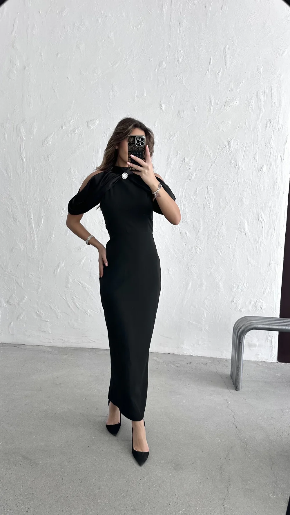 OMUZLARI AÇIK ELBİSE