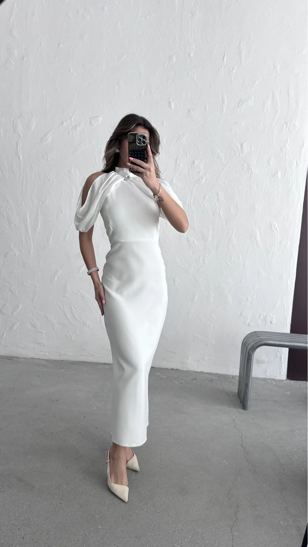 OMUZLARI AÇIK ELBİSE