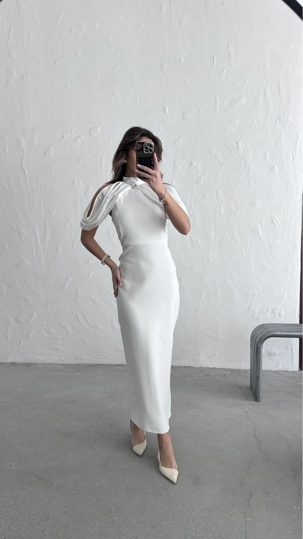 OMUZLARI AÇIK ELBİSE