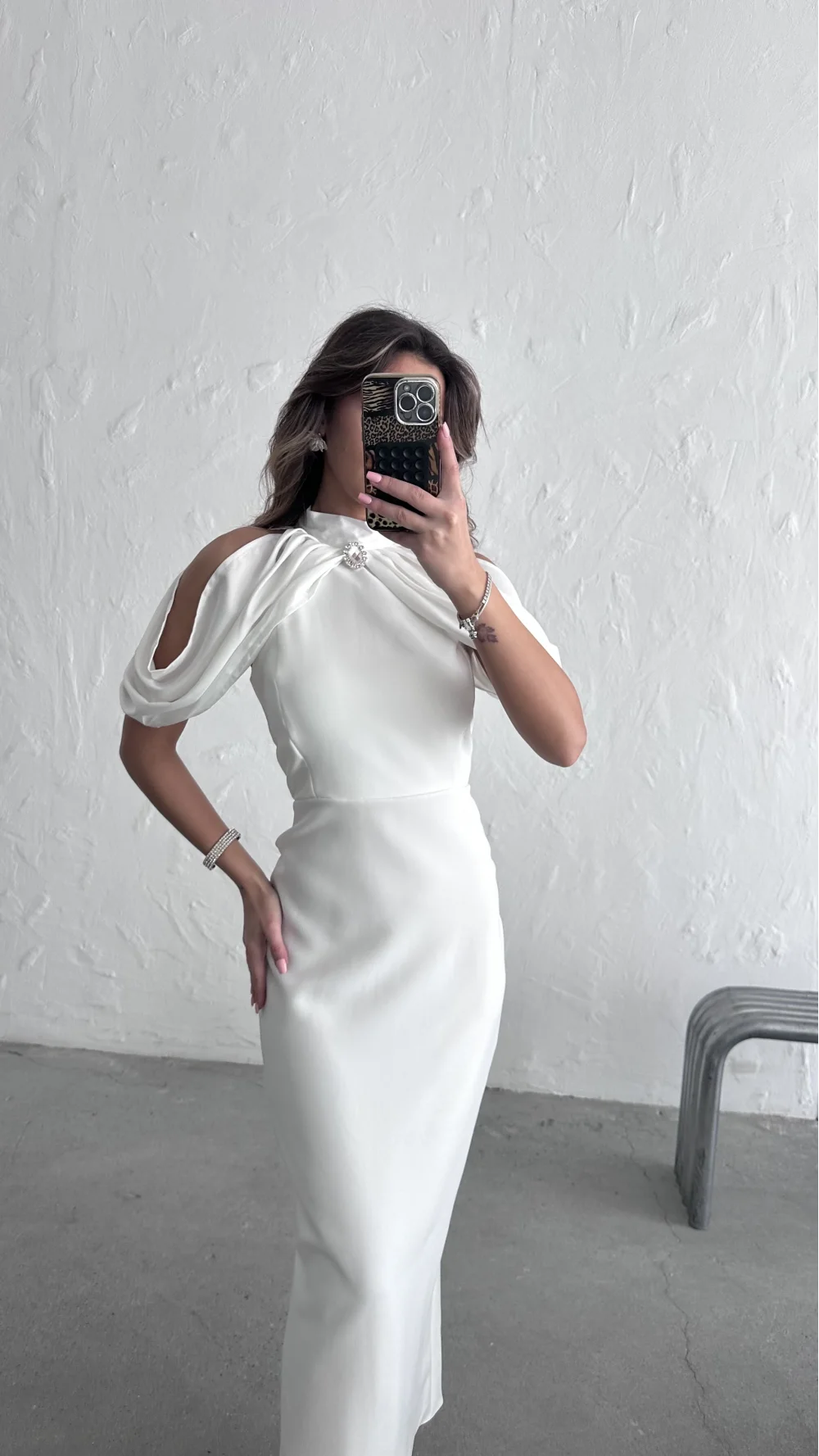 OMUZLARI AÇIK ELBİSE