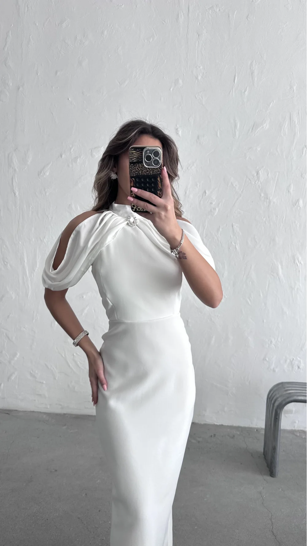 OMUZLARI AÇIK ELBİSE