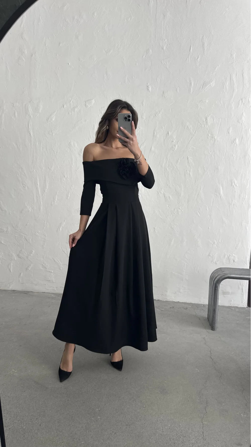 YAKASI GÜL DETAYLI ELBİSE