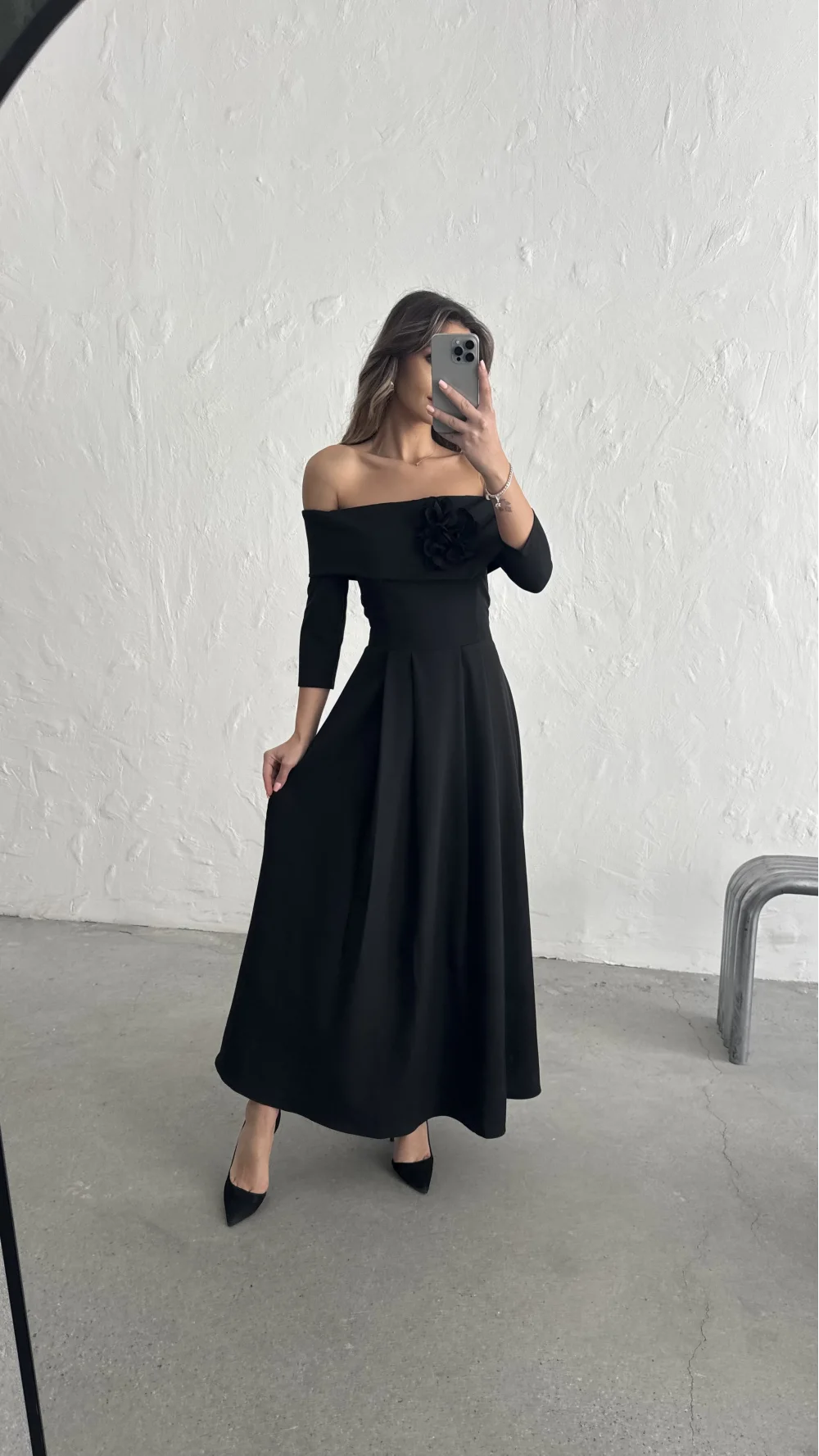 YAKASI GÜL DETAYLI ELBİSE