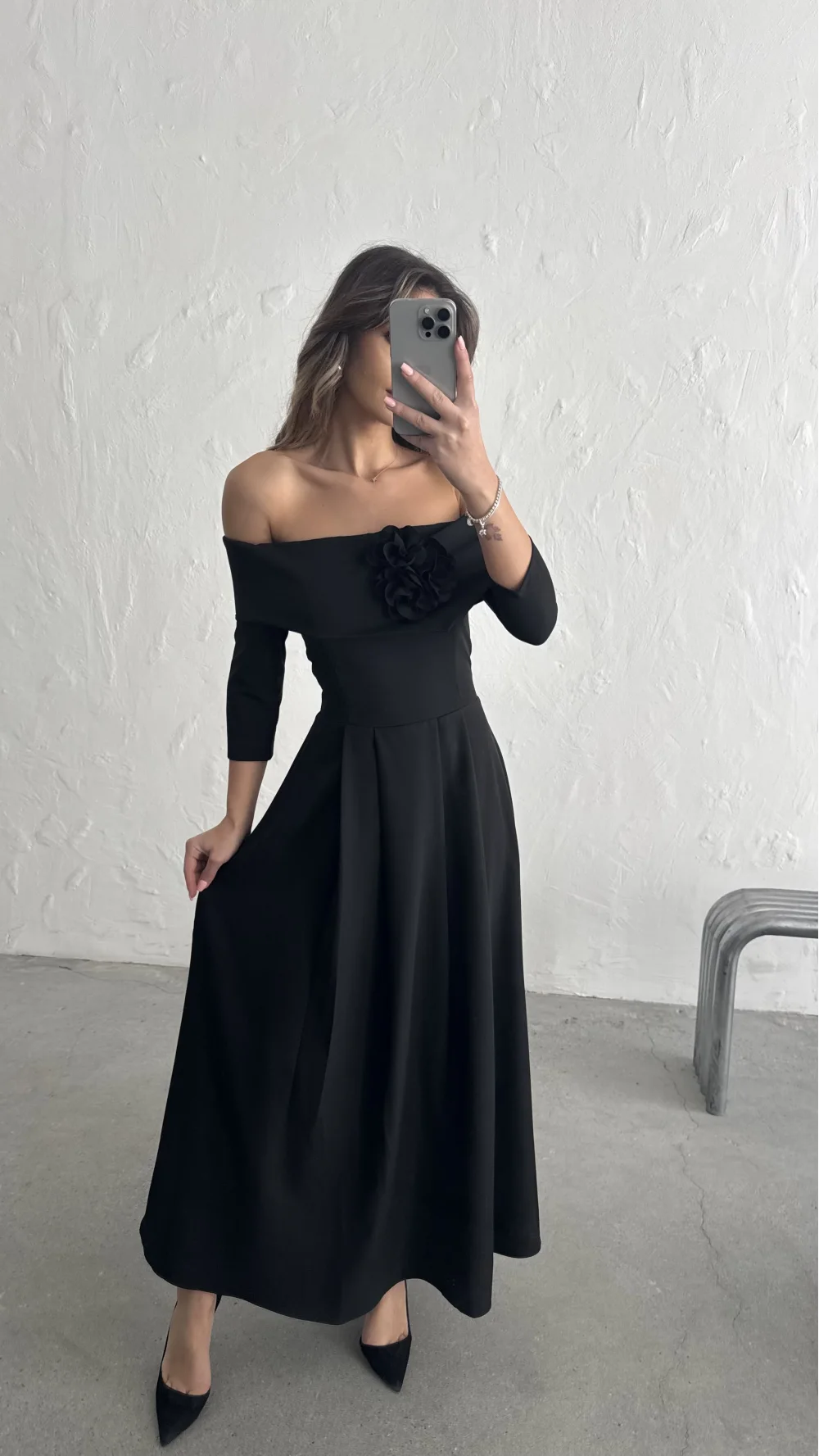 YAKASI GÜL DETAYLI ELBİSE