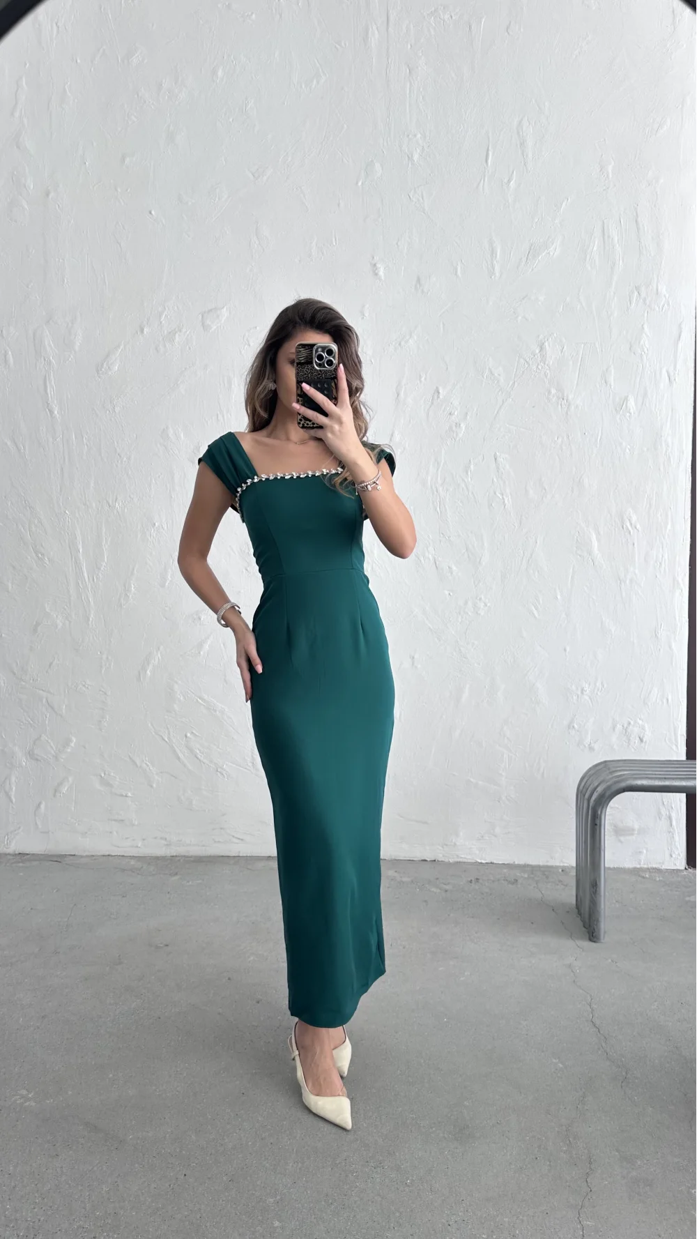 YAKASI TAŞLI ELBİSE