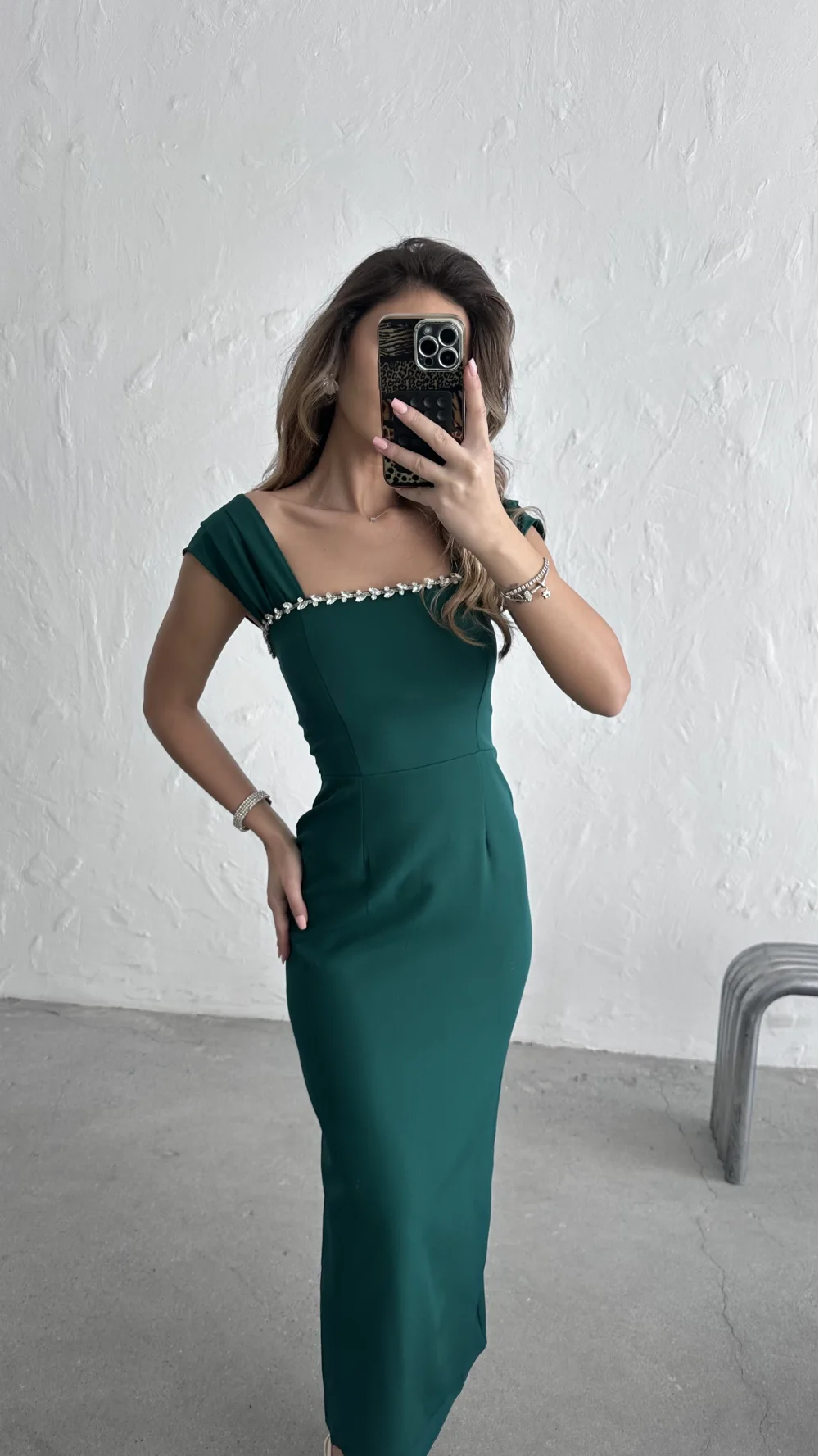 YAKASI TAŞLI ELBİSE