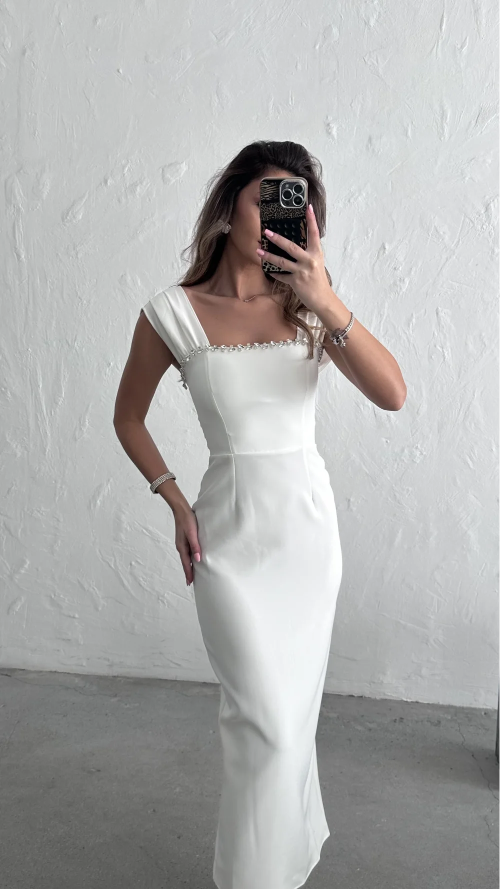 YAKASI TAŞLI ELBİSE