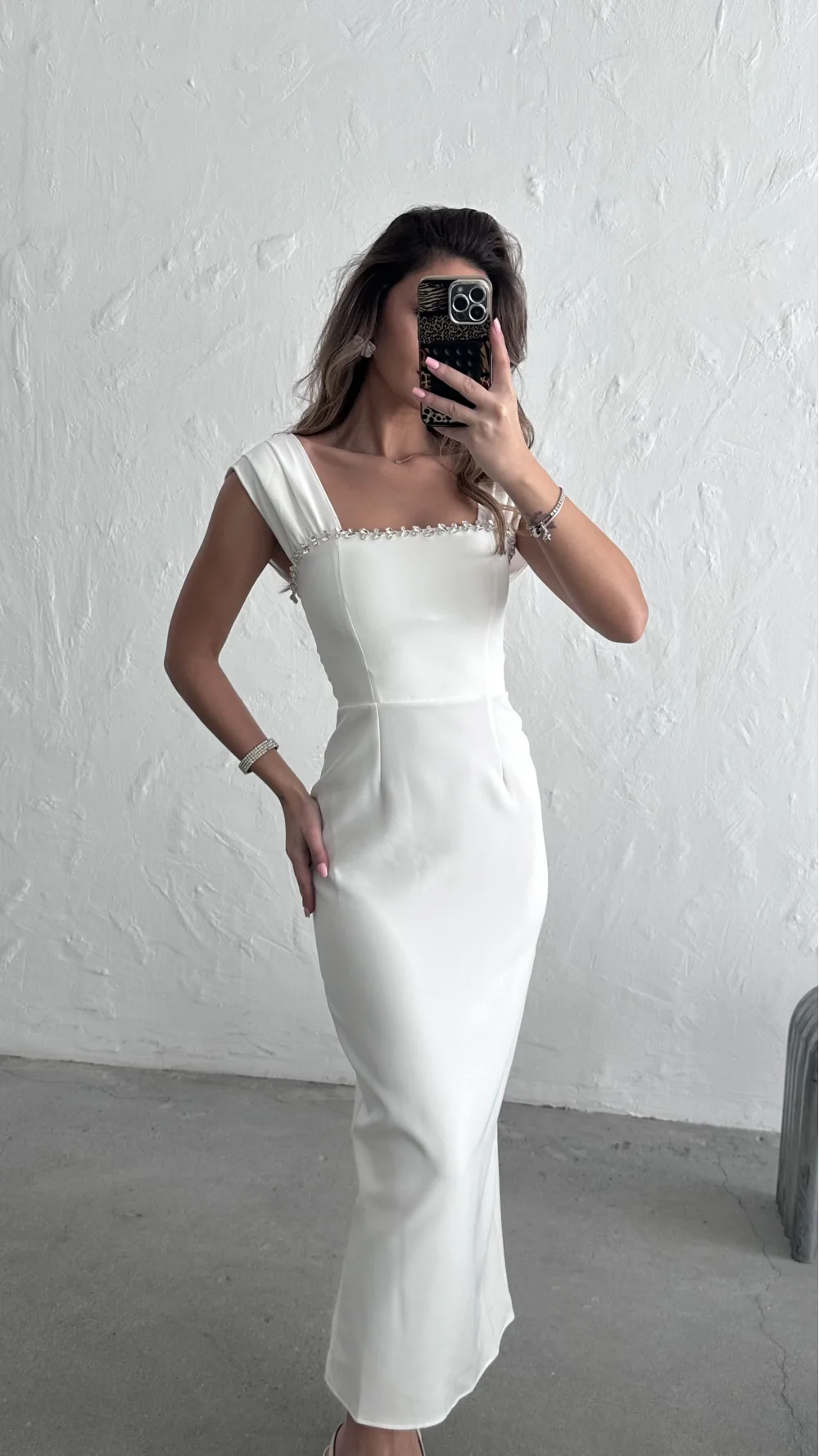 YAKASI TAŞLI ELBİSE