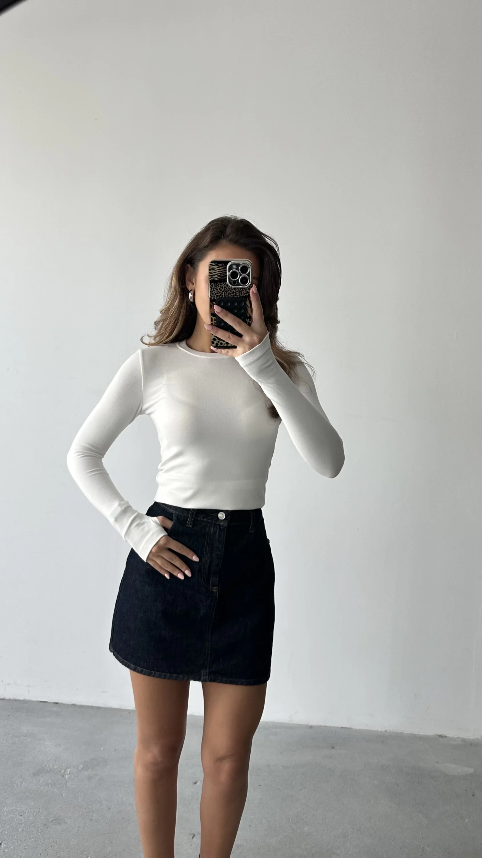 PARMAK GEÇMELİ BLUZ