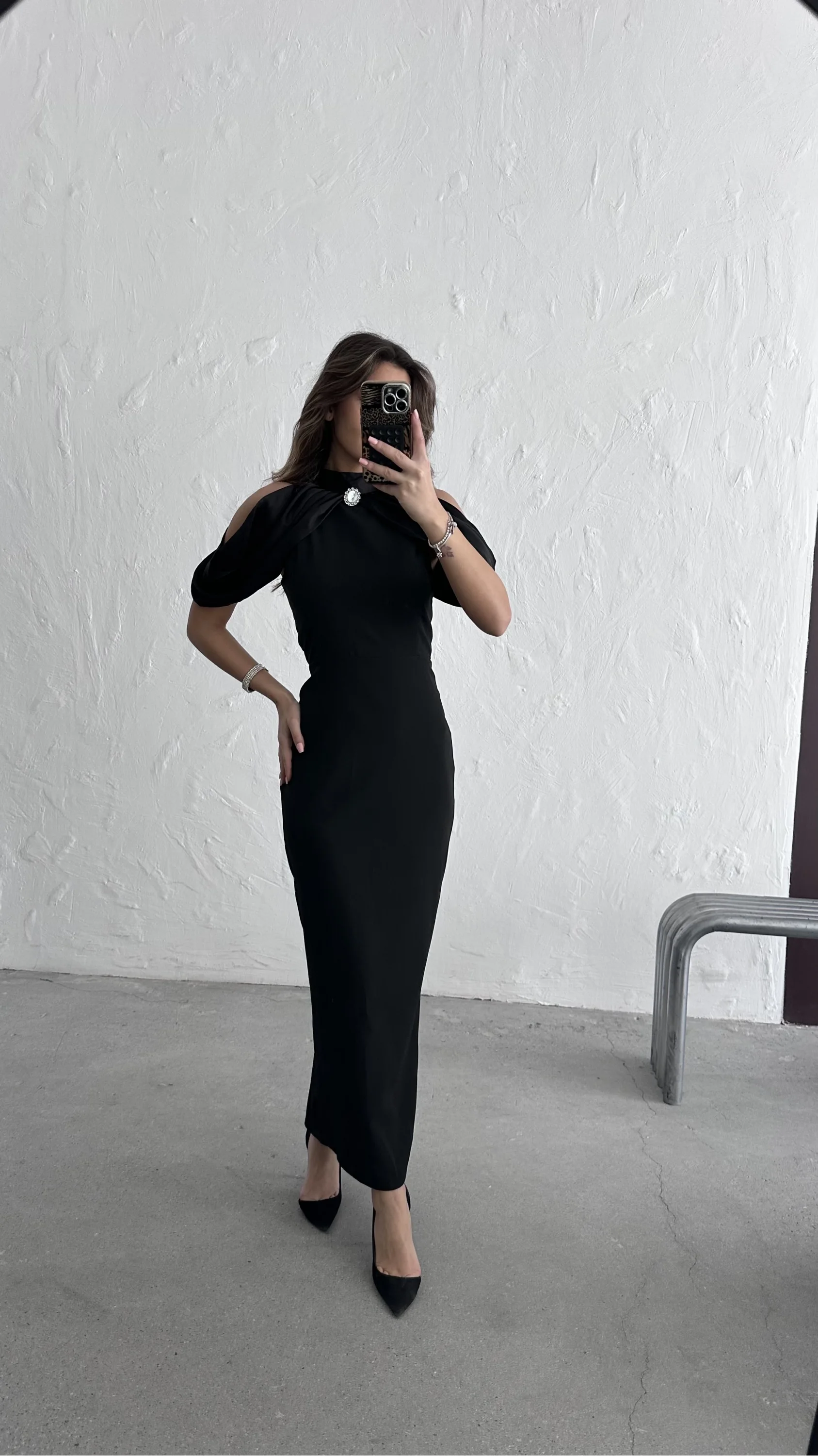 OMUZLARI AÇIK ELBİSE