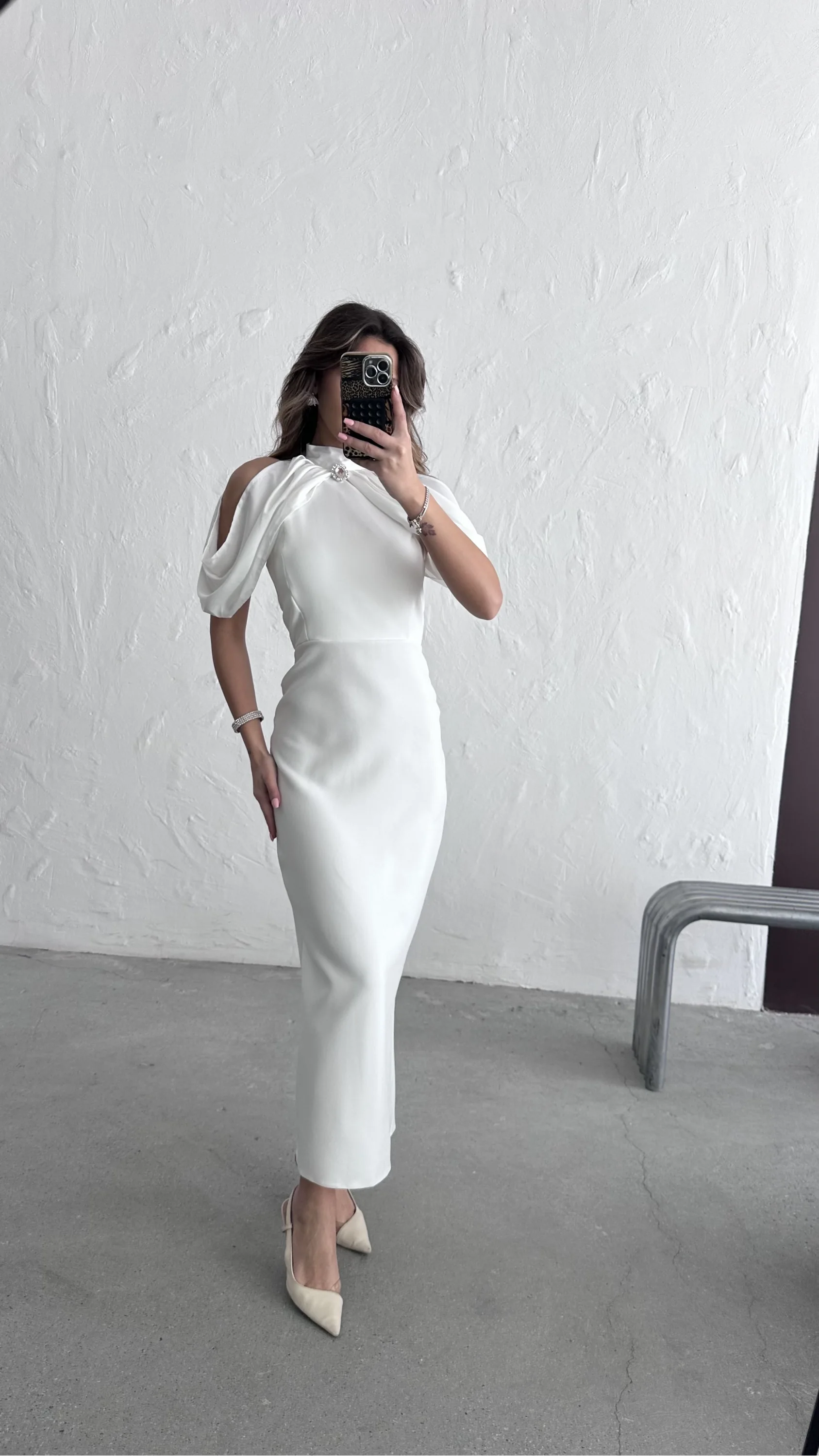 OMUZLARI AÇIK ELBİSE