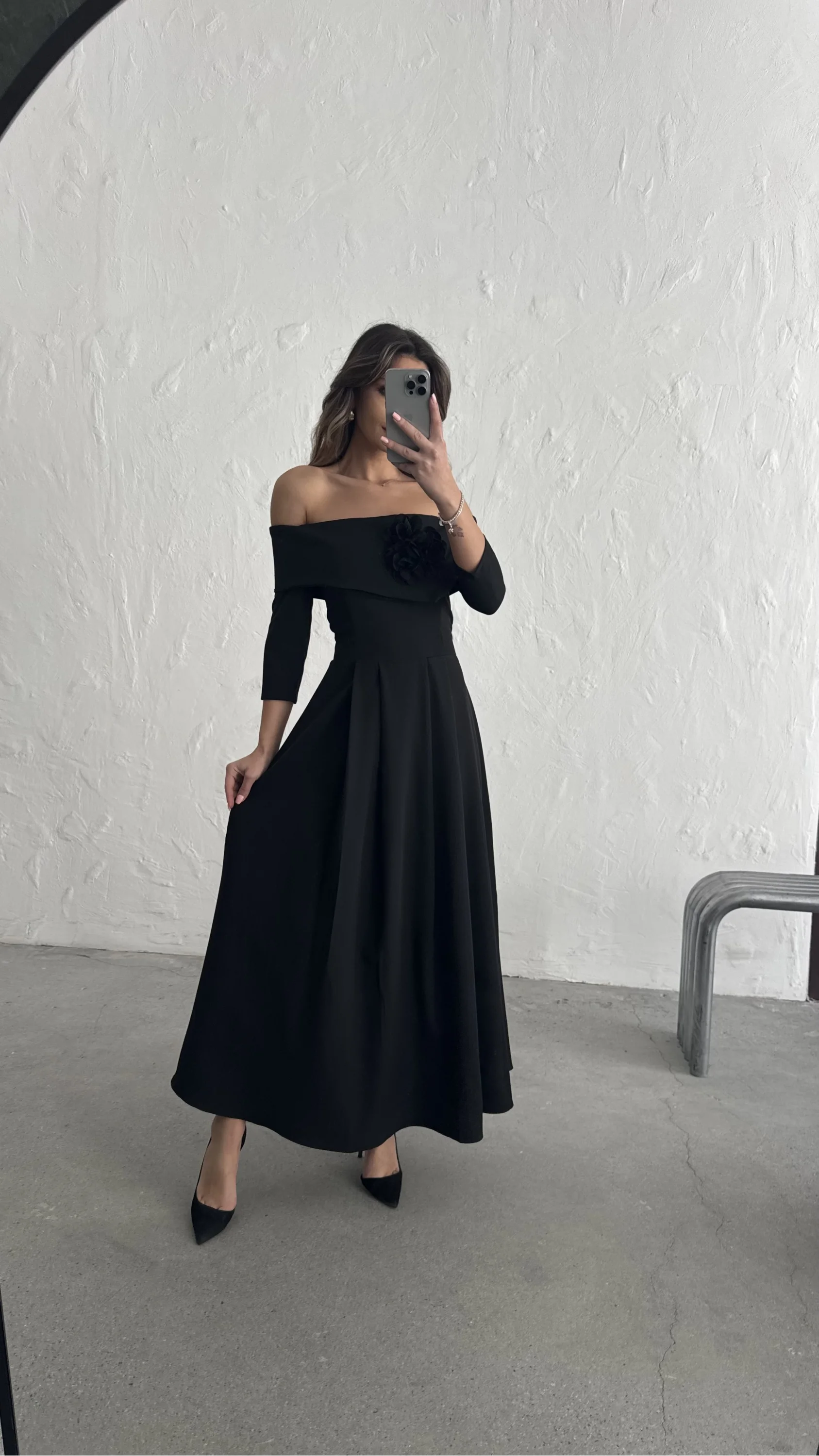 YAKASI GÜL DETAYLI ELBİSE