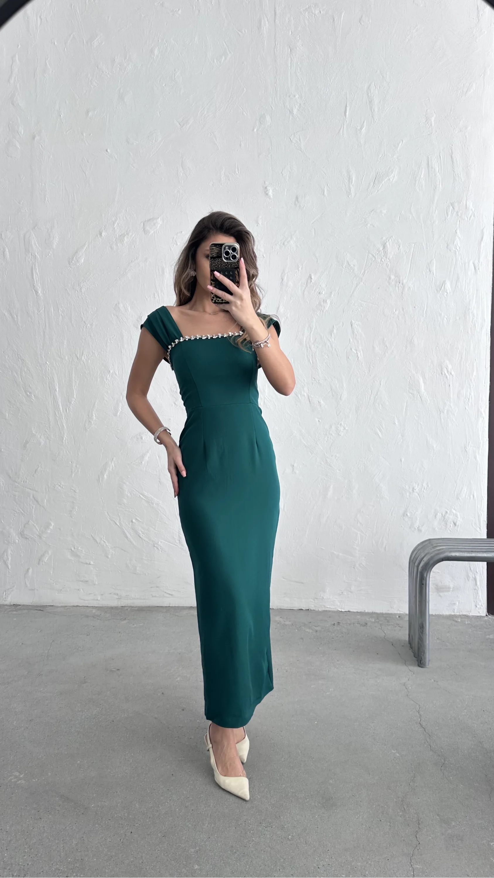 YAKASI TAŞLI ELBİSE