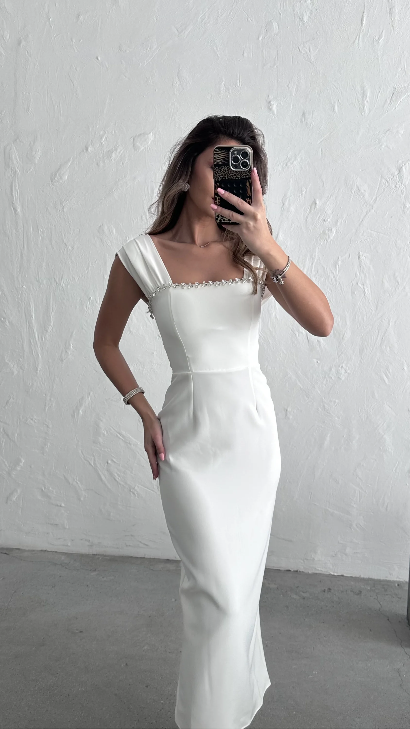 YAKASI TAŞLI ELBİSE