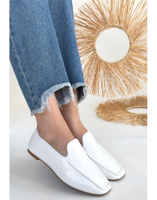 Betra Beyaz Rugan Ayakkabı Kadın Babet