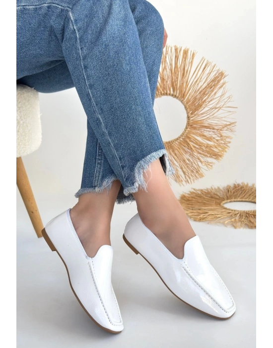 Betra Beyaz Rugan Ayakkabı Kadın Babet