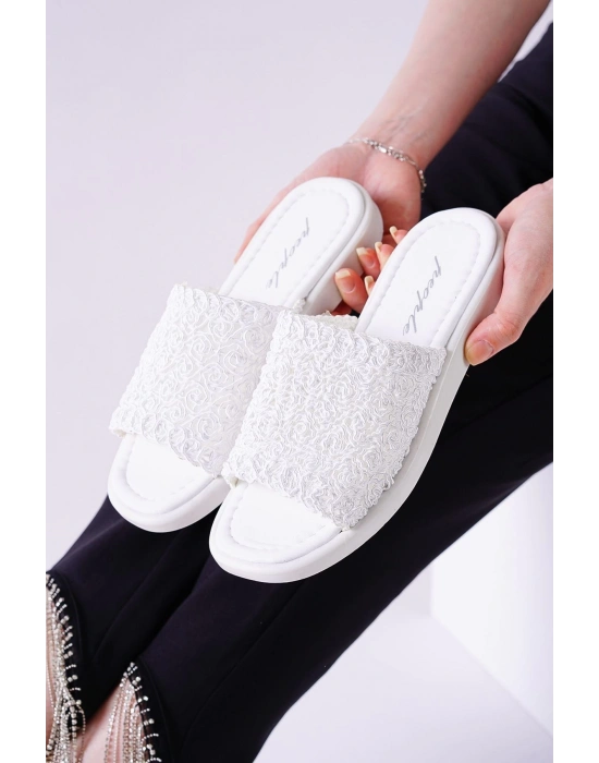 Claris Beyaz Örgü Kadın Terlik
