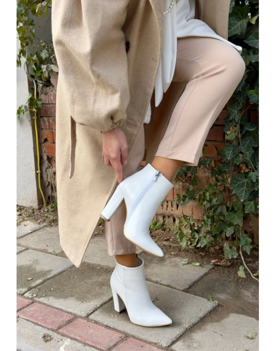 Loora Beyaz Rugan Desenli Topuklu Kadın Bot