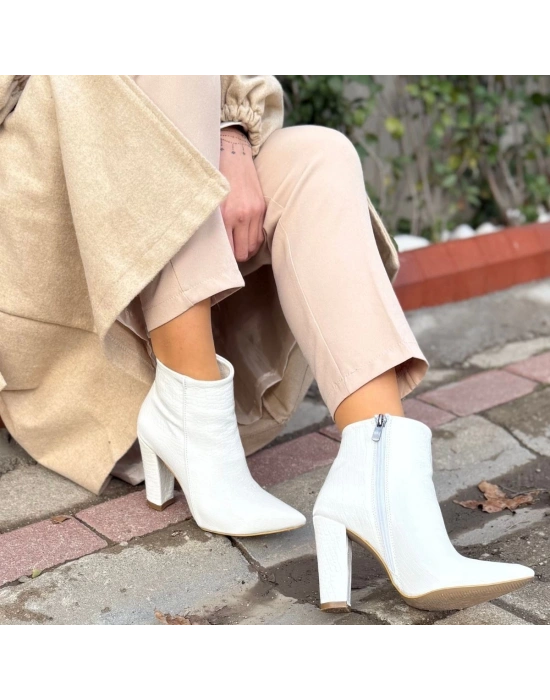 Loora Beyaz Rugan Desenli Topuklu Kadın Bot