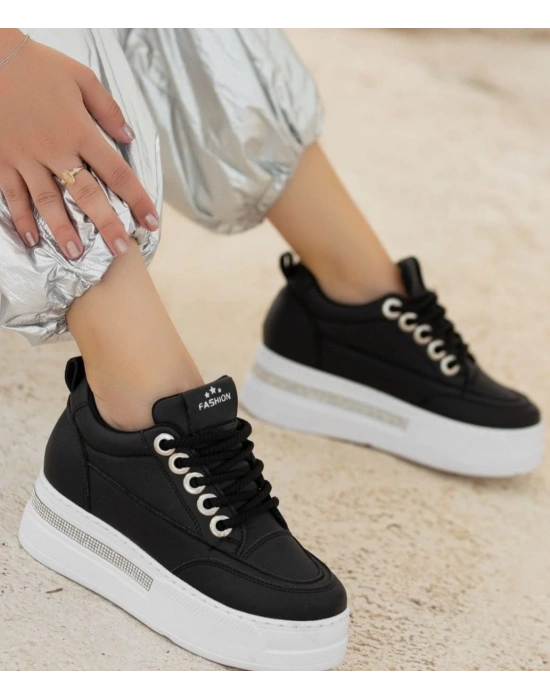 Lulu Siyah Cilt Beyaz Tabanlı Bağcıklı Kadın Spor Ayakkabı