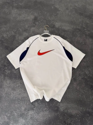 Nakış Detay Oversize Tshirt Beyaz