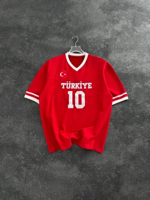 V Yaka Unisex TRK Tshirt Kırmızı