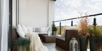 BALKON VE TERAS DÜZENLEME SIRLARI: YAZIN KEYFİNİ ÇIKARMAK İÇİN İPUÇLARI