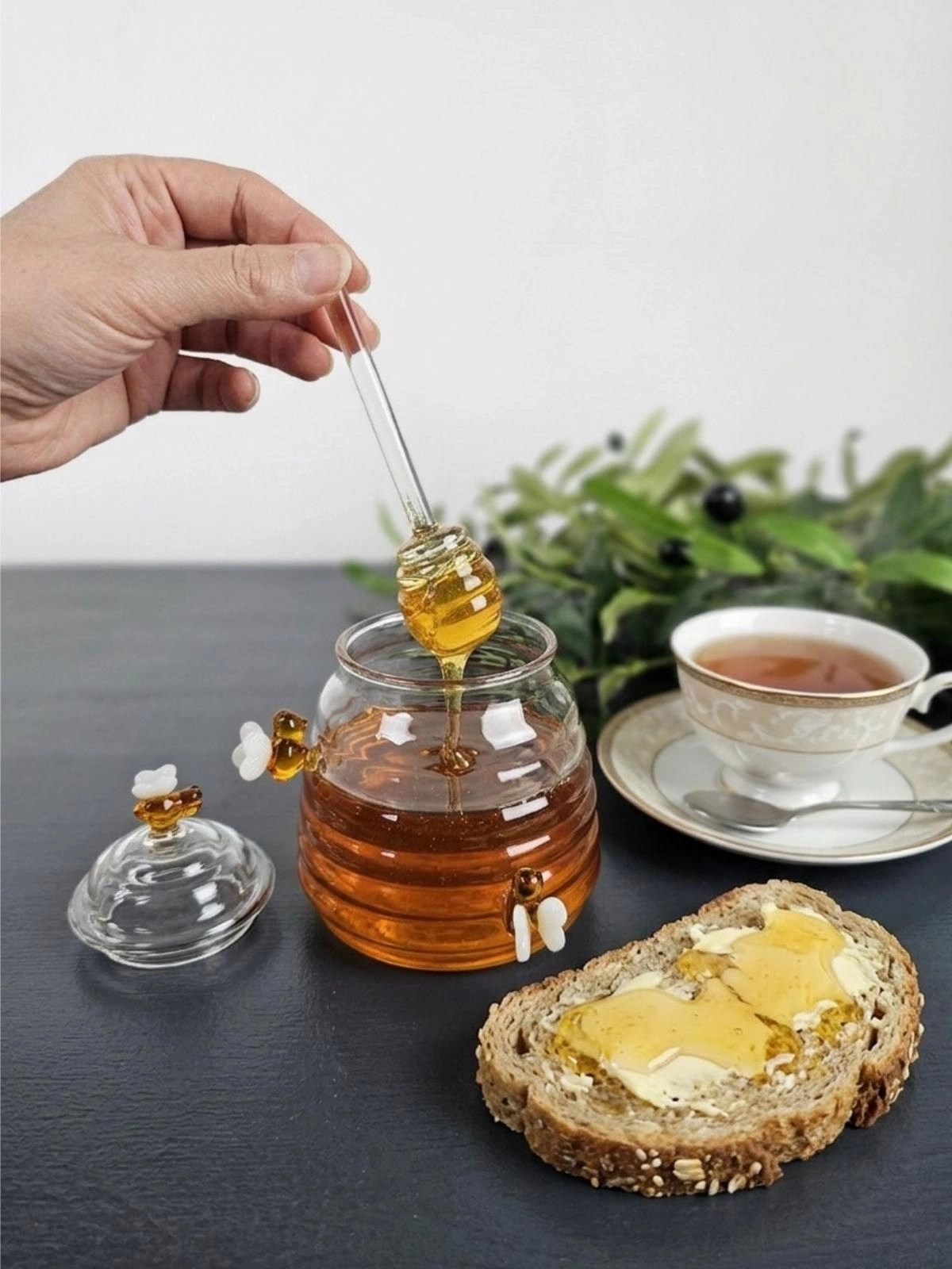 El Yapımı Borosilikat Cam Bal Kavanozu – Arı Figürlü & Kaşıklı (450 ml)