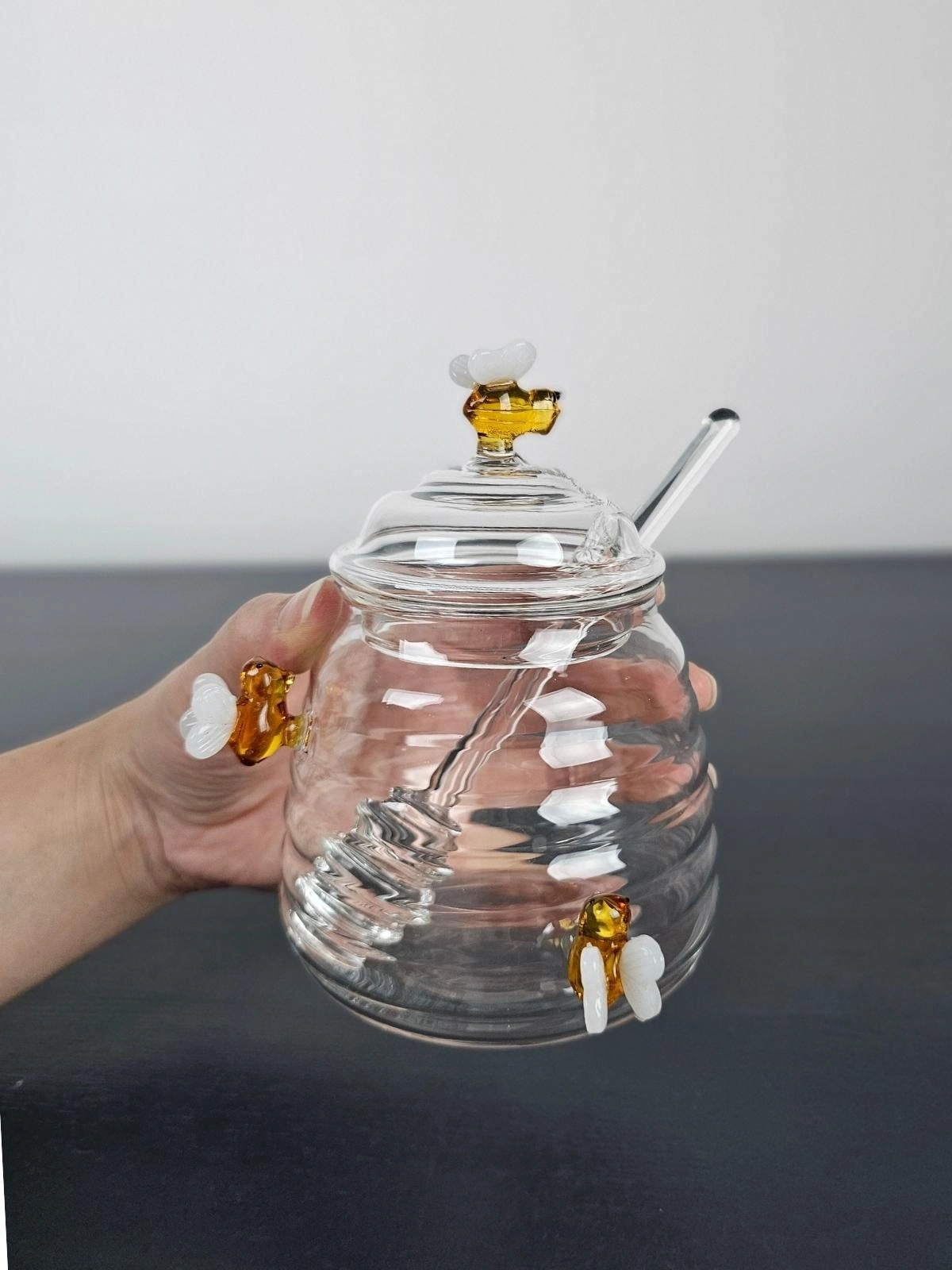 El Yapımı Borosilikat Cam Bal Kavanozu – Arı Figürlü & Kaşıklı (450 ml)