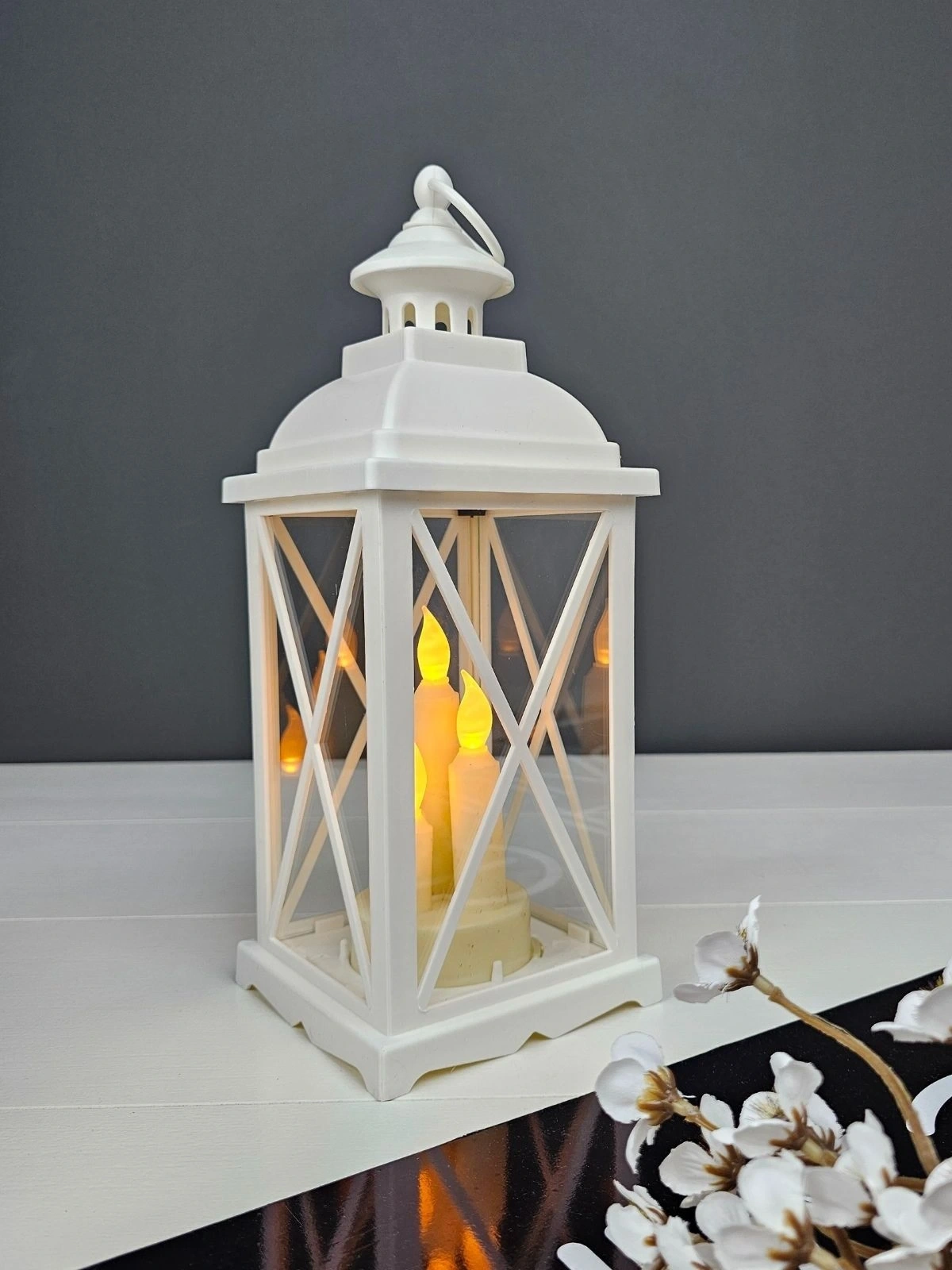 Lumiera 34cm Beyaz LED Fener Mumluk - Gerçek Camlı & Pille Çalışan Dekoratif Aydınlatma