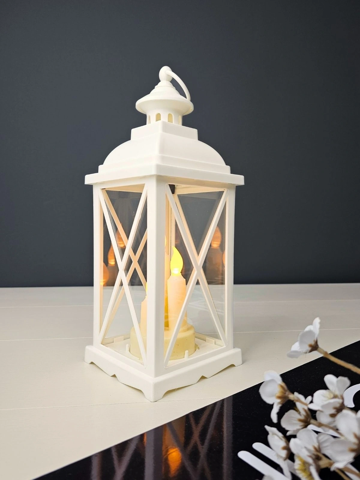 Lumiera 34cm Beyaz LED Fener Mumluk - Gerçek Camlı & Pille Çalışan Dekoratif Aydınlatma