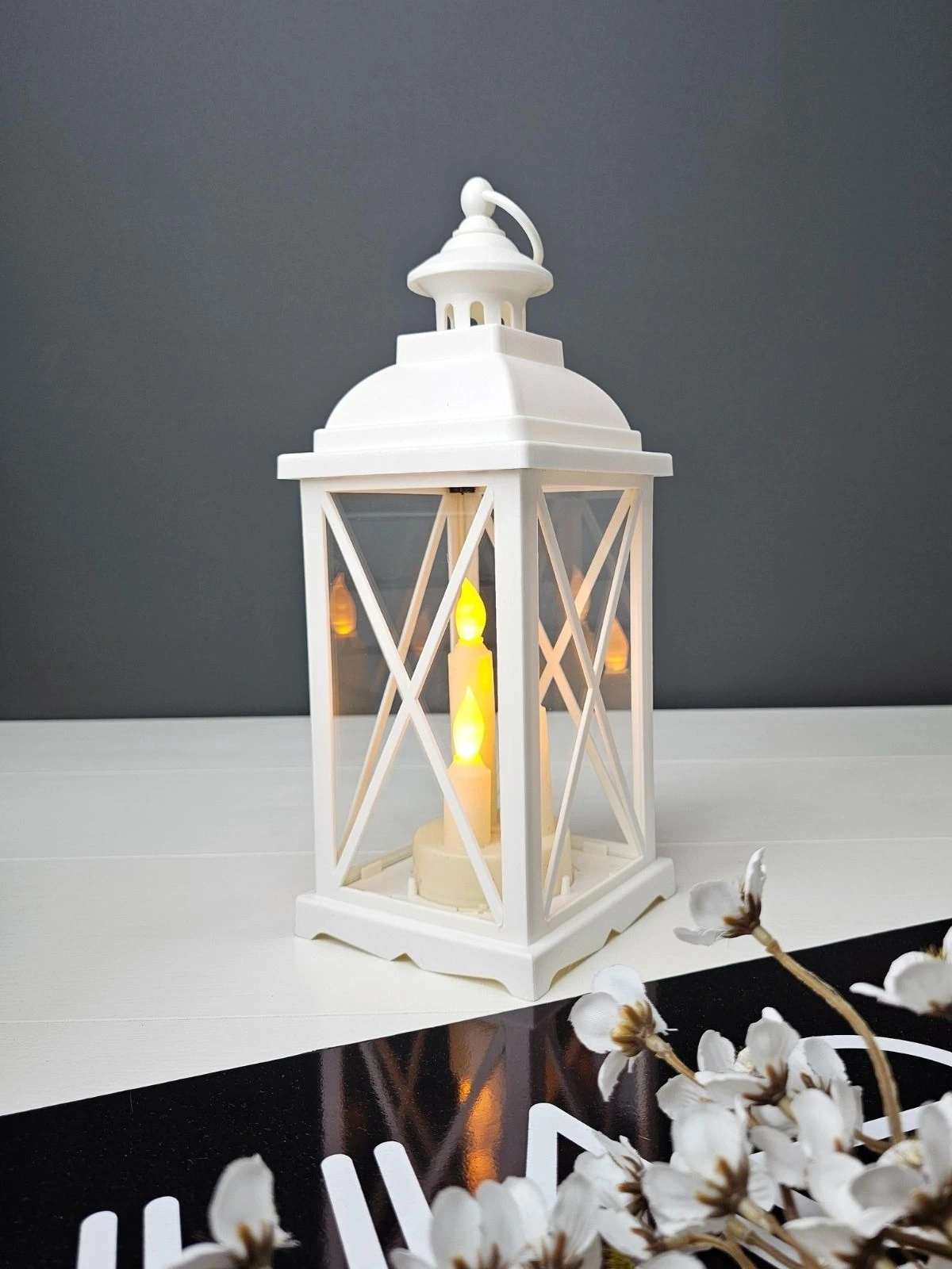 Lumiera 34cm Beyaz LED Fener Mumluk - Gerçek Camlı & Pille Çalışan Dekoratif Aydınlatma