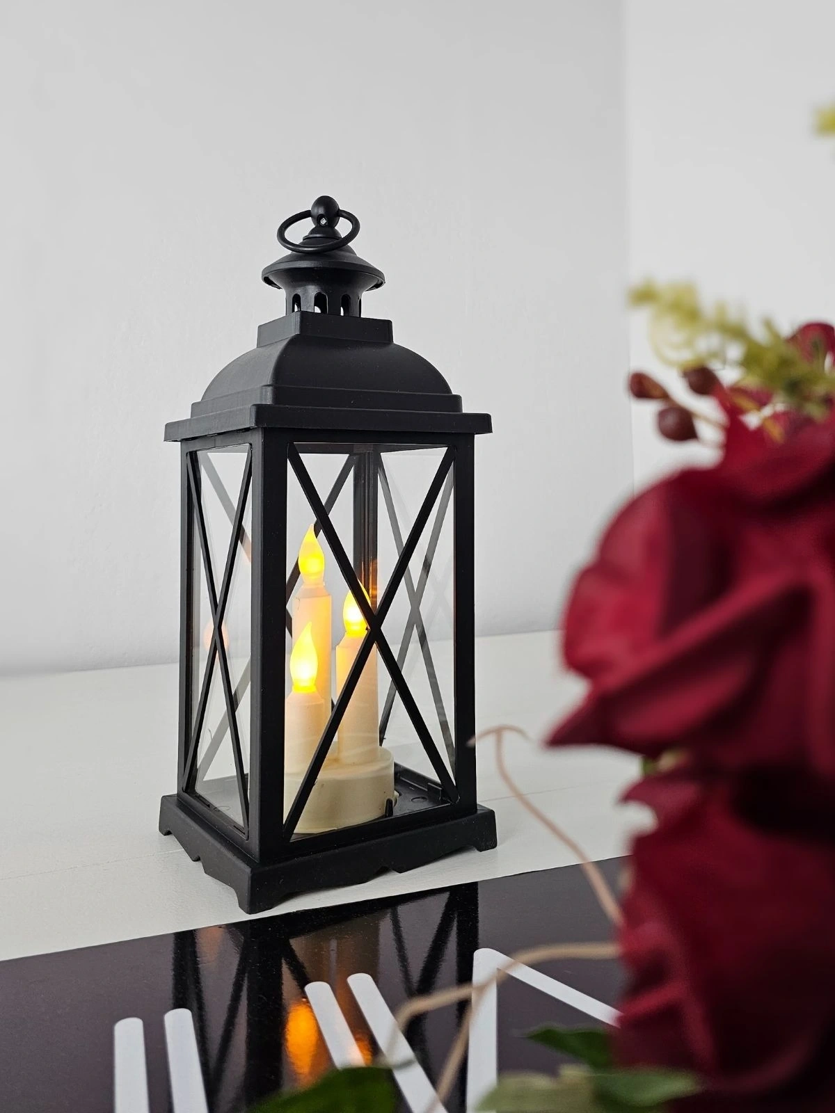 Lumiera 34cm Siyah LED Fener Mumluk - Gerçek Camlı & Pille Çalışan Dekoratif Aydınlatma