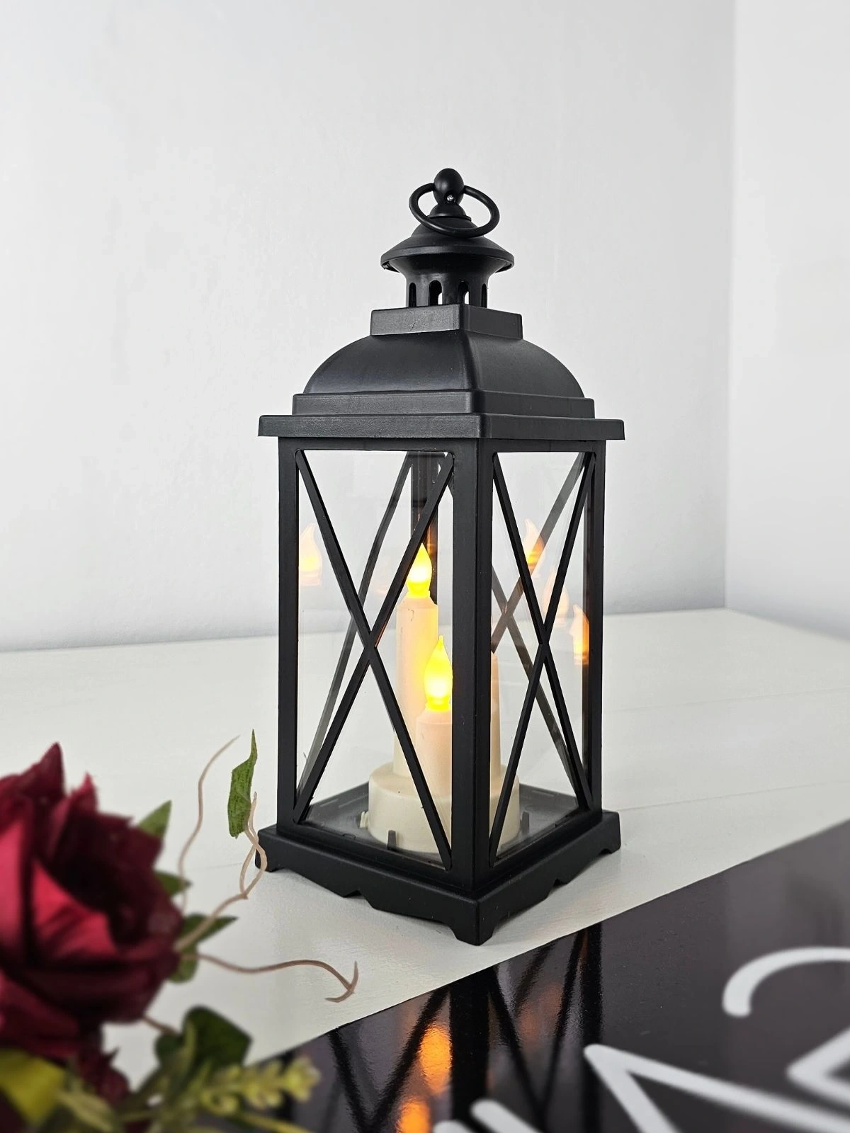 Lumiera 34cm Siyah LED Fener Mumluk - Gerçek Camlı & Pille Çalışan Dekoratif Aydınlatma