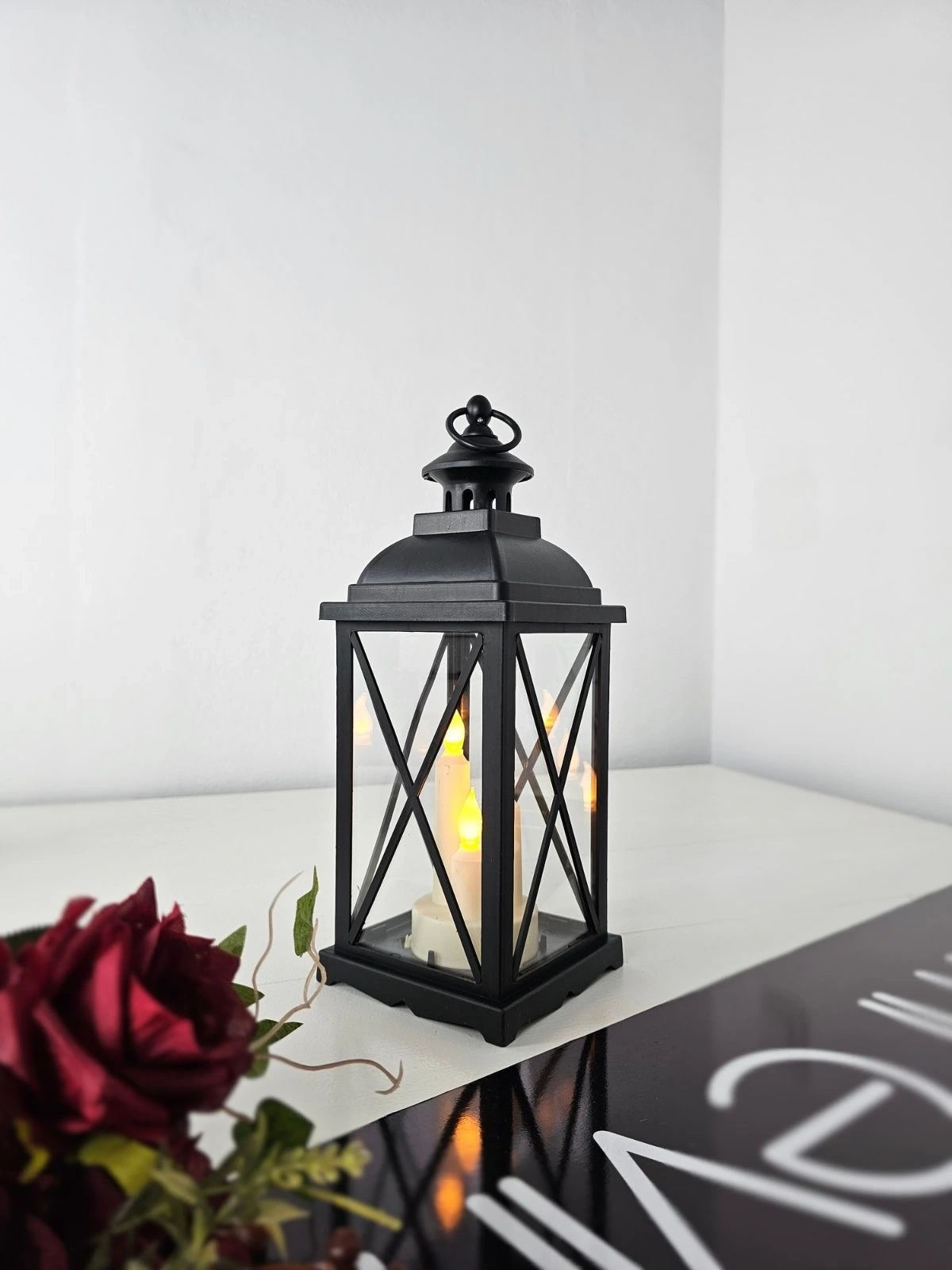 Lumiera 34cm Siyah LED Fener Mumluk - Gerçek Camlı & Pille Çalışan Dekoratif Aydınlatma