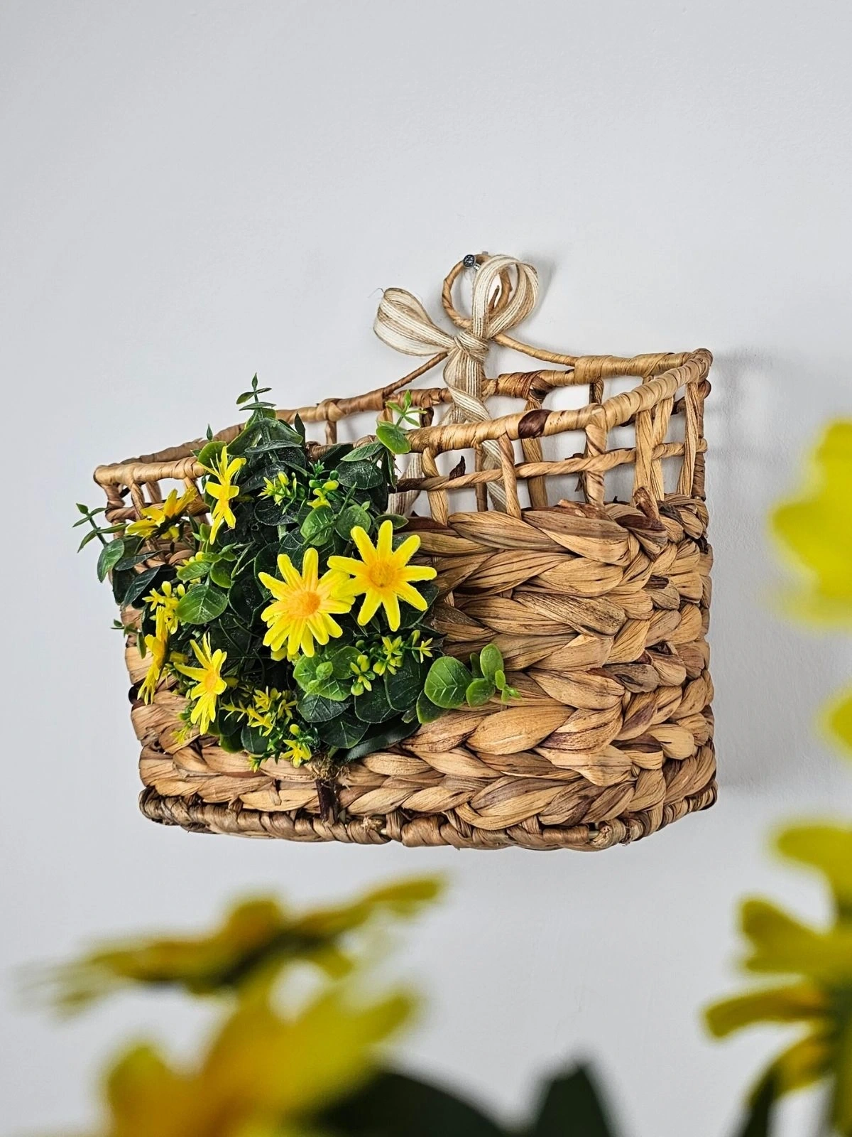 Sarı Çiçekli Hasır Kapı Sepeti Gazetelik Posta Kutusu Kapı Süsü 28Cm