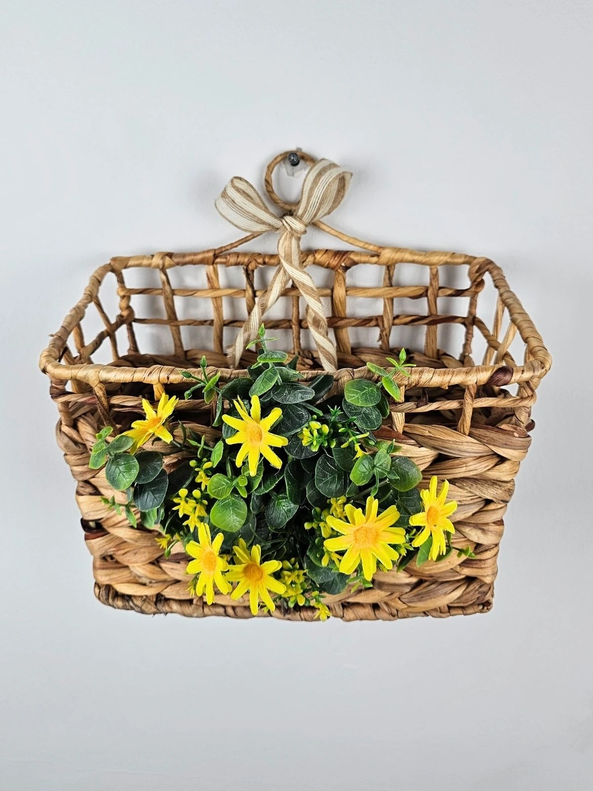 Sarı Çiçekli Hasır Kapı Sepeti Gazetelik Posta Kutusu Kapı Süsü 28Cm