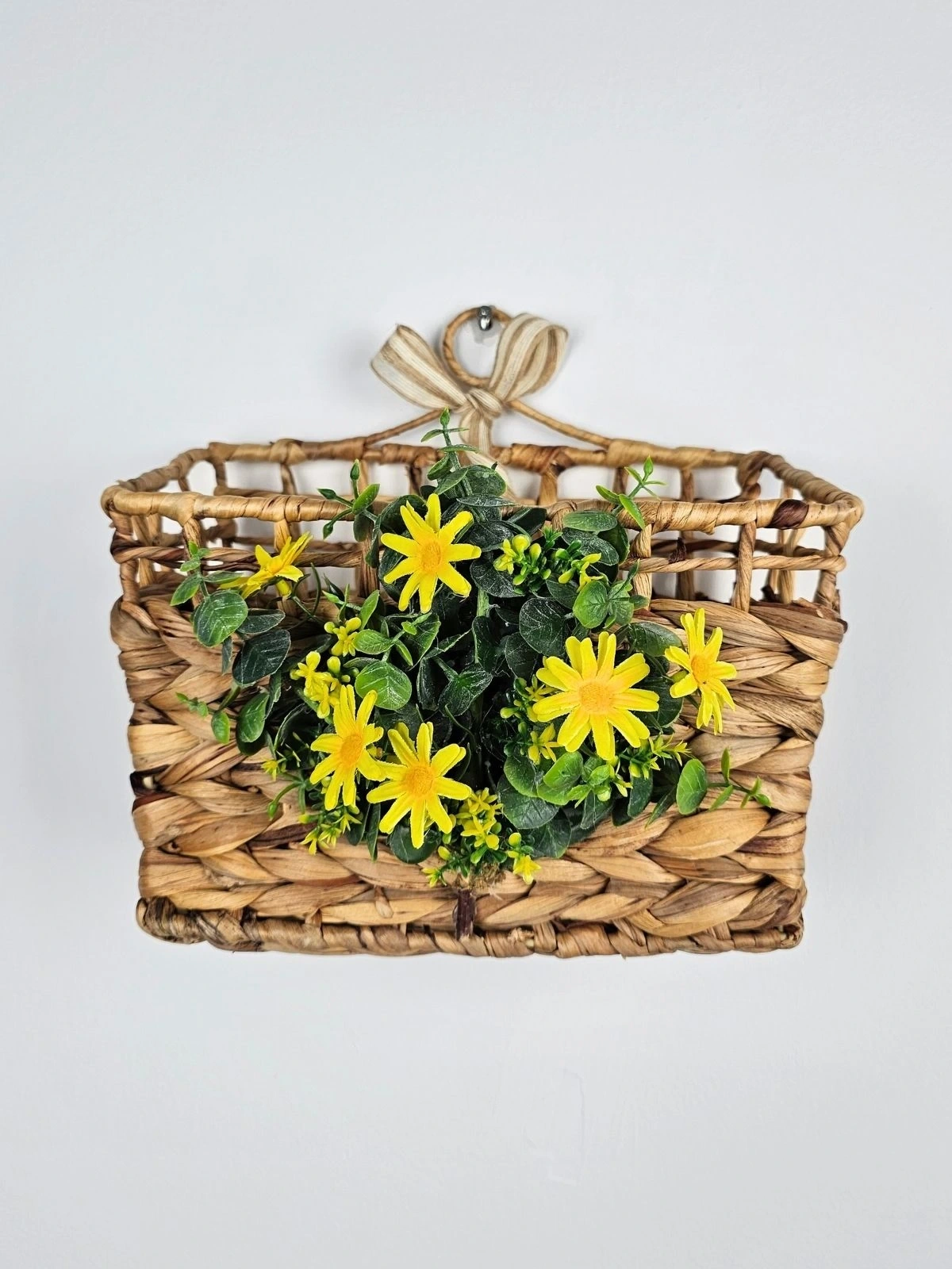 Sarı Çiçekli Hasır Kapı Sepeti Gazetelik Posta Kutusu Kapı Süsü 28Cm