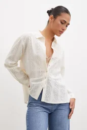 قميص بتطريزات فستقية