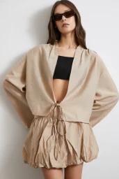 بلوزة واسعة مع أكمام ربط من الأمام باللون البيج