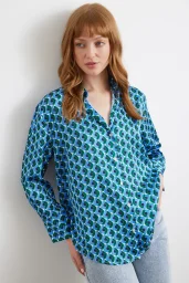 قميص حرير مطبوع بنمط هندسي أزرق