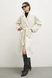 Coat with Collar Detailed and Belted Beige