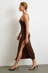 فستان بشريط مزموم بفتحة في اللون البني