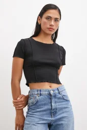 قميص بأكمام قصيرة أسود