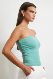 قميص أخضر اللون