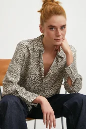 Leopar Desenli Viskon Saten Gömlek Krem